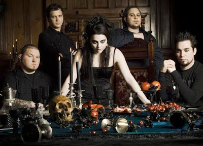 Evanescence Foto de Evanescence posando con una mesa