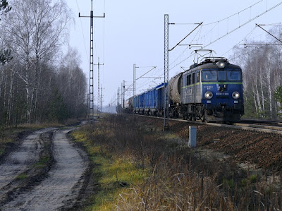 EU07-1505 ciągnie pociąg towarowy na linii kolejowej nr 2 w Rembertowie