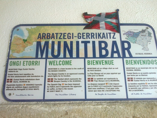 Placa informativa en la Ermita de Santiago en Aldaka (Munitibar)