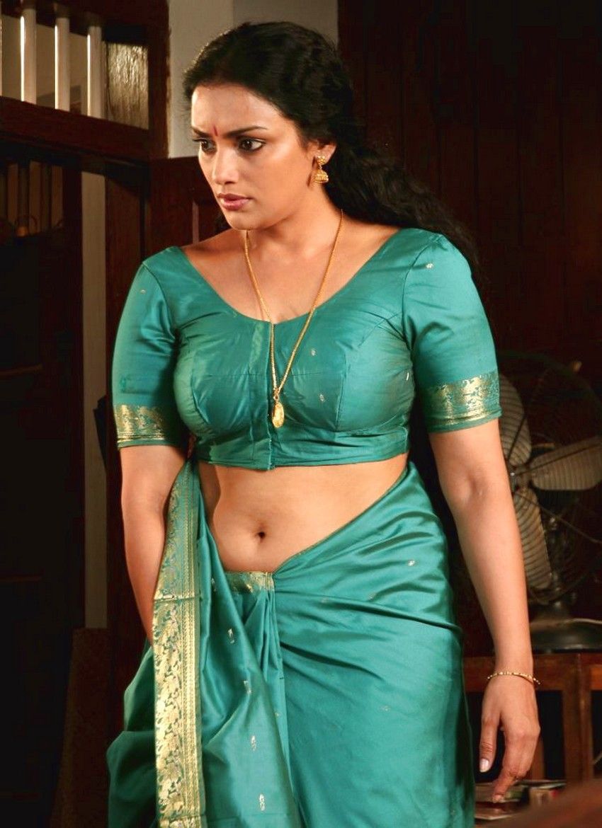 Malayalam and Hindi films actress Swetha Menon sexy navel poses in saree. 