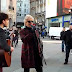 Ce musicien joue dans la rue et se joint à lui le chanteur dont il interprète la chanson!
