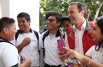 Convive Paul Carrillo con estudiantes durante la Quinta Expo Educativa