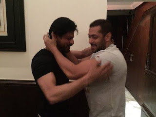 Salman Khan at Shah Rukh Khan residence to Celebrate his Birthday!