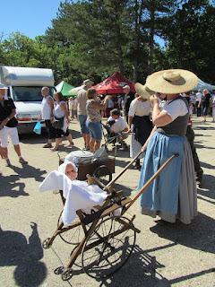 Traje típico campesina provenzal. Fiesta de la lavanda en Sault. La Provenza