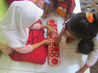 Anak sekarang kiranya perlu tahu dan mengerti tentang apa itu permainan tradisional Dakon  Dakon atau Congklak Permainan Tradisional anak Indonesia
