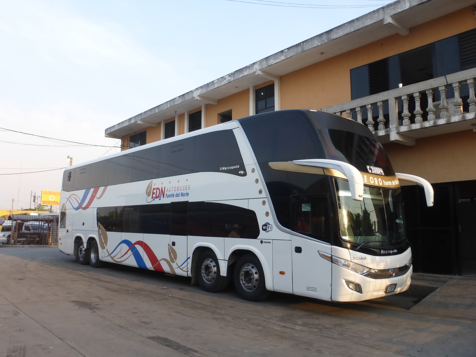 Transporte por Flores, Tikal, El Remate (Petén).