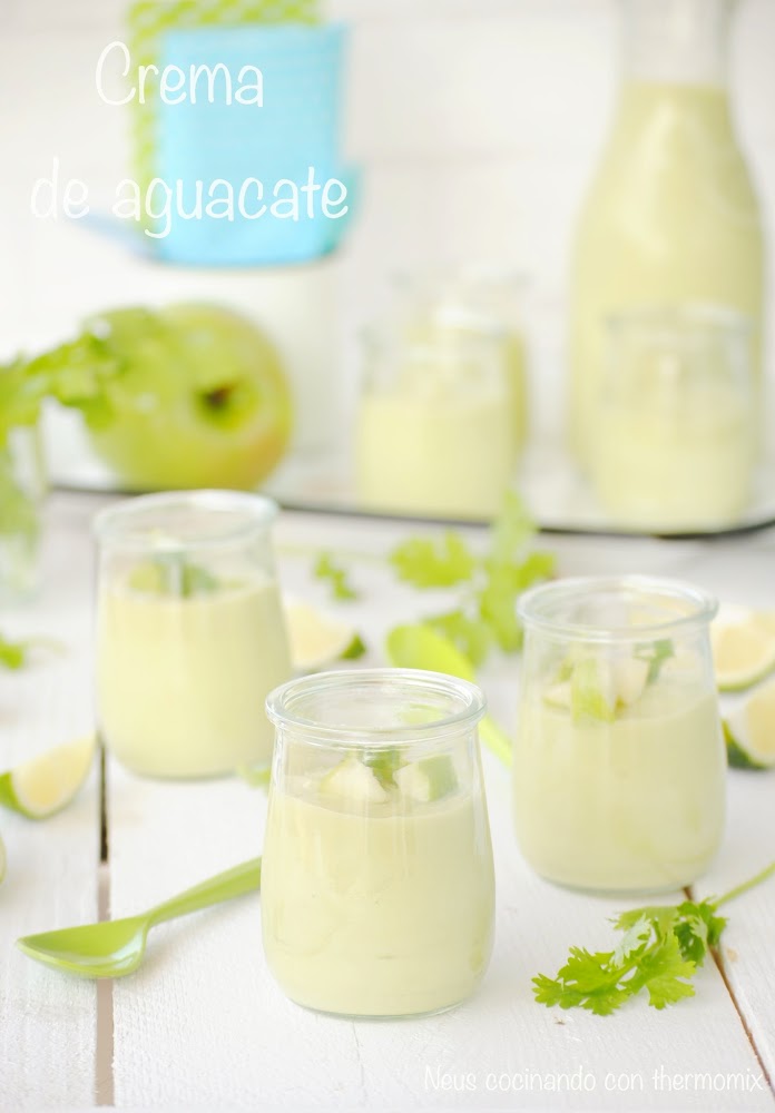 Crema de aguacate con manzana verde y cilantro