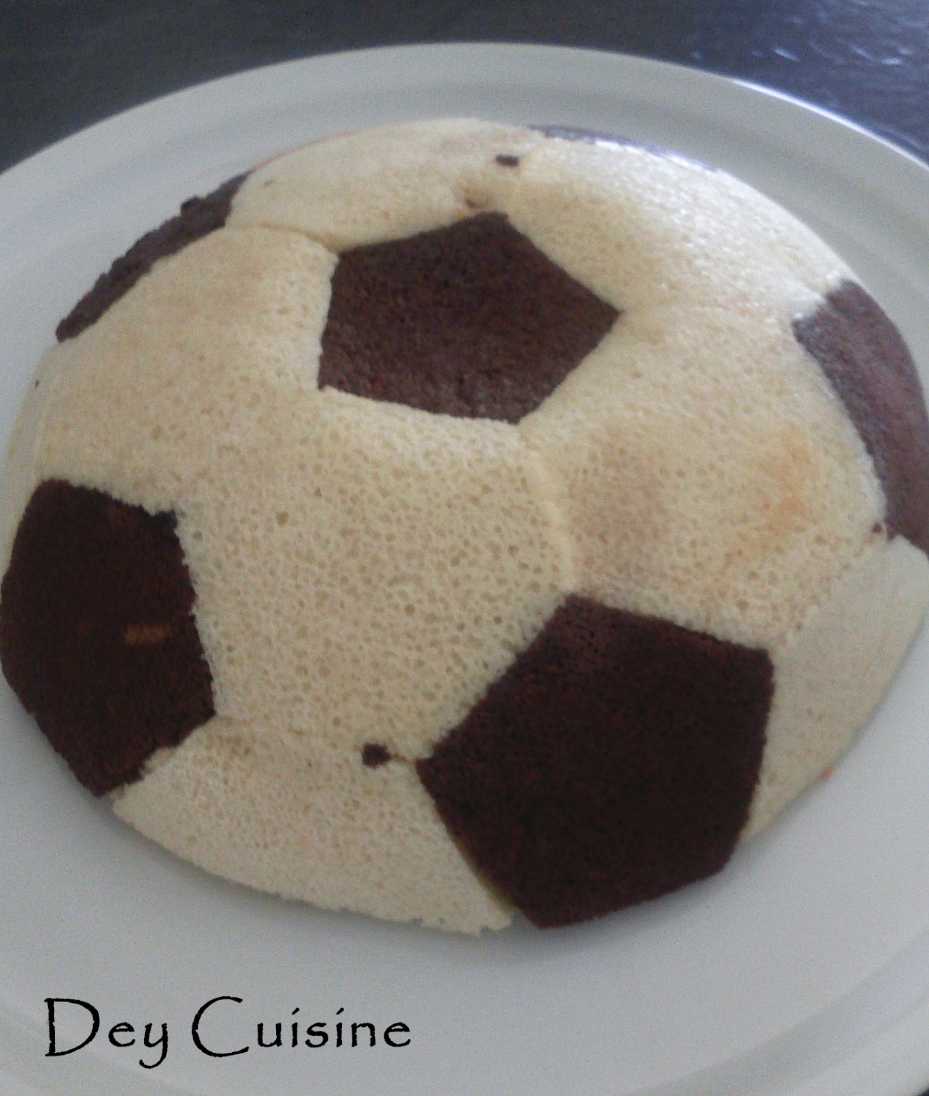 Gâteau d'anniversaire : un ballon de foot - Recette par Du pain
