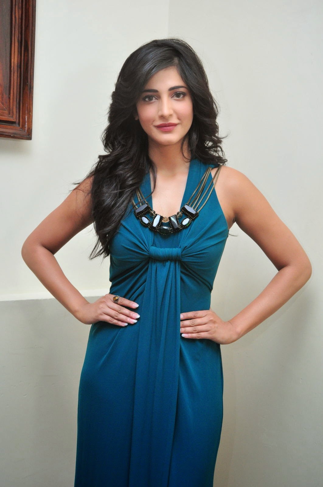 High Quality Bollywood Celebrity Pictures Shruti Hassan Looks Super Sexy At ‘gabbar Game
