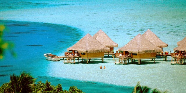 Pesona Wisata Alam Raja Ampat diantara sekian banyak objek wisata alam yang tersebar luas dengan masing – masing eksotismenya di negara Indonesia, ada satu wisata alam lain yang punya panorama eksotis akan tetapi masih belum banyak diketahui, yakni Raja Ampat Papua.