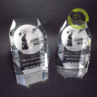 Trofeo de cristal Prisma personalizado con grabado láser