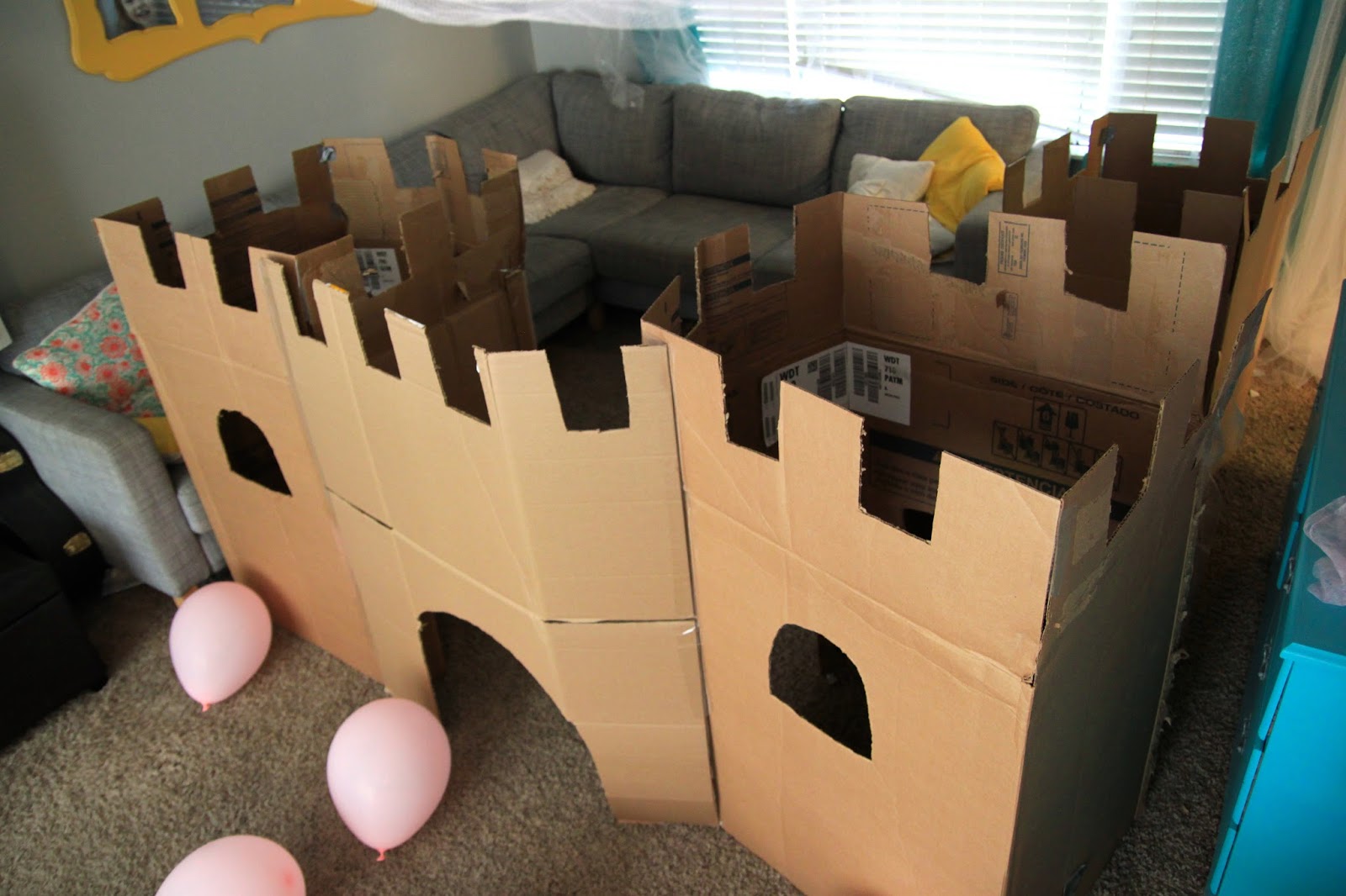 watch out for the woestmans: DIY Cardboard Box Castle
