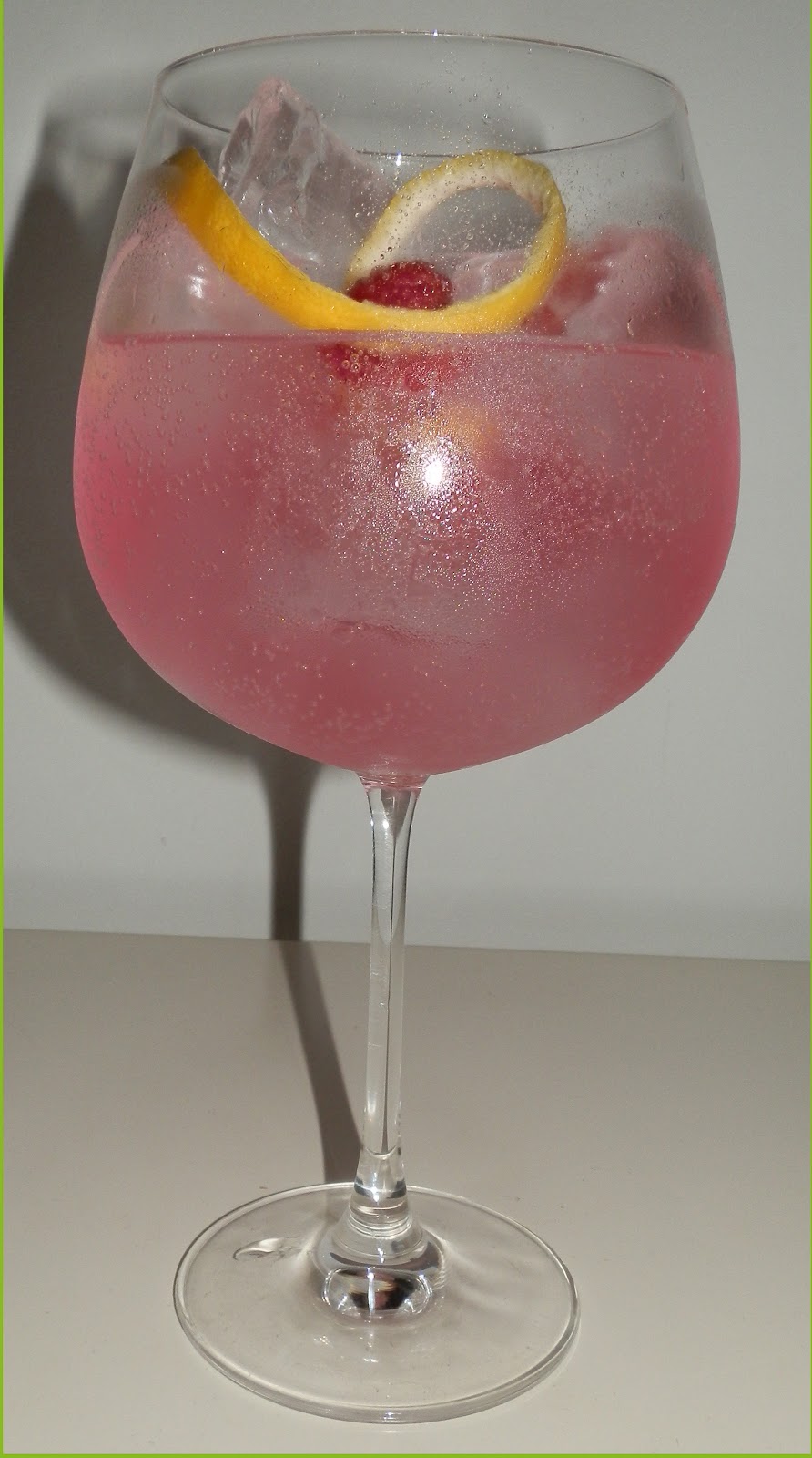 Preparación. Gin Tonic perfecto 5th Fire (Red Fruits)