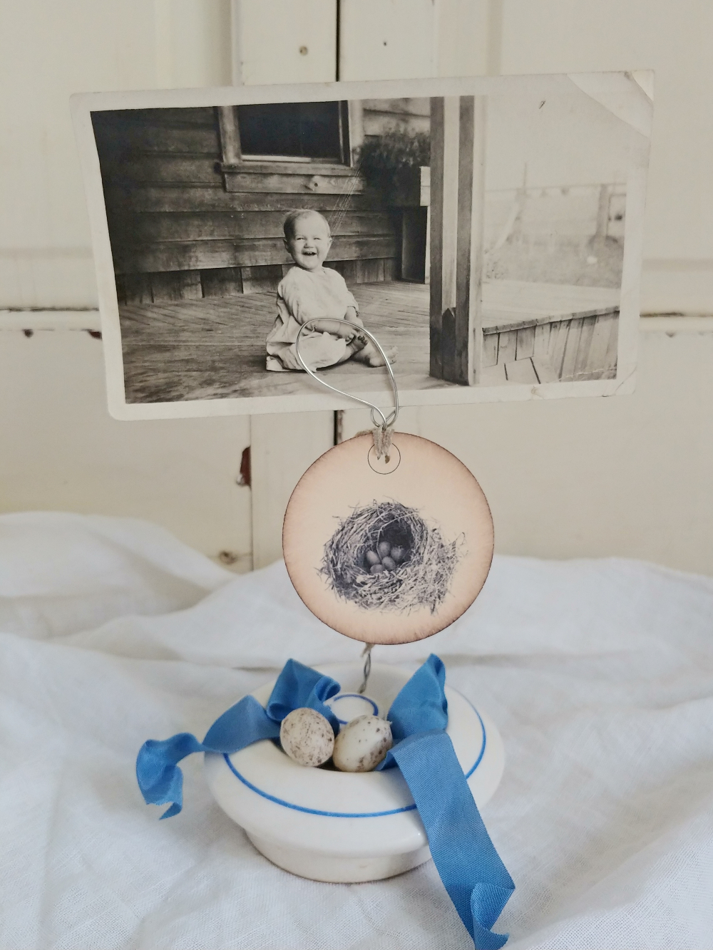 picture stand made from an orphaned lid