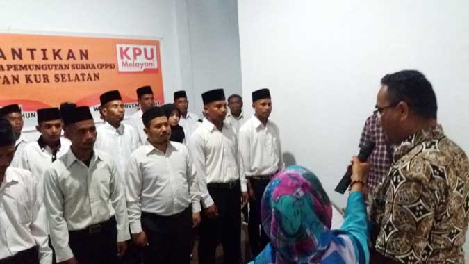 Ketua KPU Kota Tual Lantik 21 Anggota PPS Kur Selatan Tual, Malukupost.com - Sebanyak 21 Anggota Panitia Pemungutan Suara (PPS) Kecamatan Kur Selatan, dilantik dan diambil sumpah oleh Ketua Komisi Pemilihan Umum (KPU) Kota Tual, yang dipusatkan di Desa Warkar, Kota Tual, Sabtu (11/11). Pelantikan 12 Anggota PPS tersebut berdasarkan Surat Keputusan KPU Kota Tual Nomor : 11/HK.03.1-Kpt/8172-KT/XI/2017 tentang Penetapan dan Pengangkatan Panitia Pemungutan Suara (PPS) Desa/Kelurahan se-Kota Tual Dalam Penyelenggaraan Pemilihan Gubernur dan Wakil Gubernur Maluku, Dan Pemilihan Walikota dan Wakil Walikota Tual Tahun 2018 Ketua KPU Kota Tual, Ibrahim Faqih, dalam sambutannya mengatakan, pelantikan PPS itu merupakan amanat Undang-undang dan bahwa KPU Kota Tual harus melantik PPS.