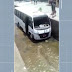 Motorista de micro-ônibus desvia de motocicleta, bate em carro e cai em canal na Bahia; homem ficou ferido
