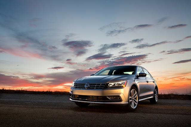 2017 Volkswagen Passat 1.8T SEL Premium front 3/4 view Front 3/4 view of 2017 Volkswagen Passat 1.8T SEL Premium