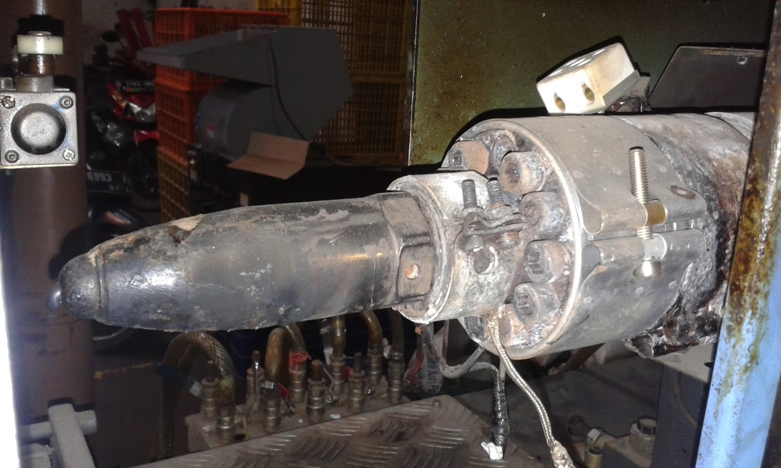 pembuatan mangkuk getah karet dengan mesin injection plastik