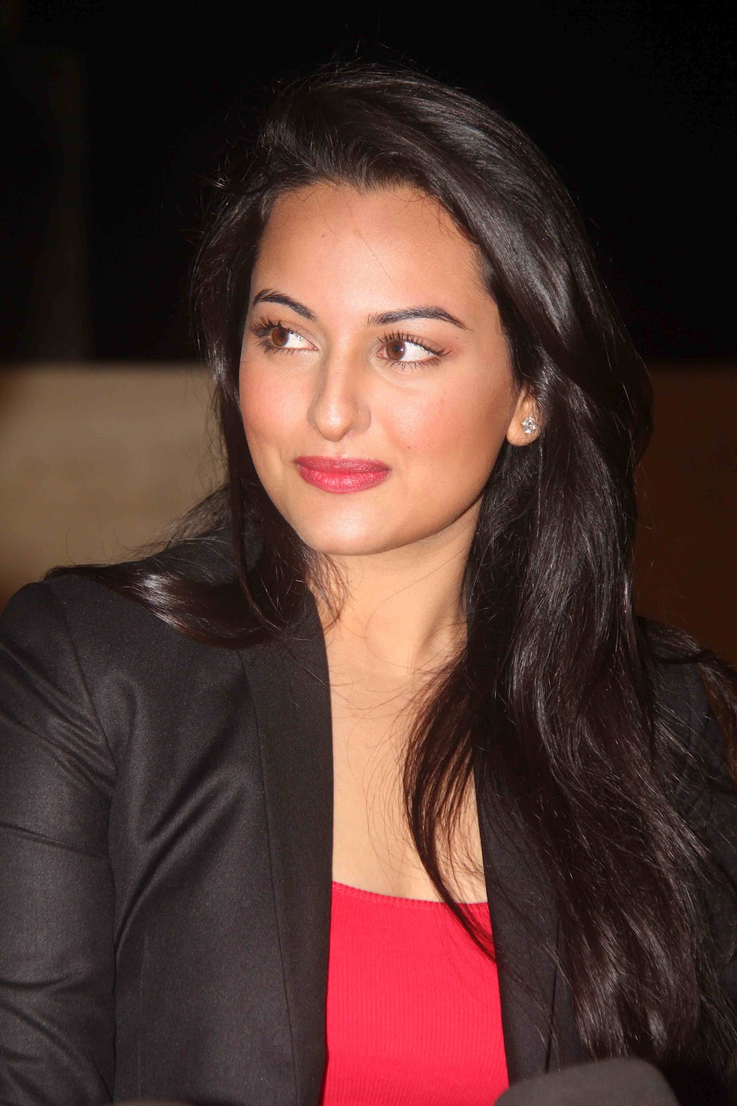 1067px x 1600px - Sonakshi Sinha Hot Sexy Legs Hd Pictures - Wiral Beauties