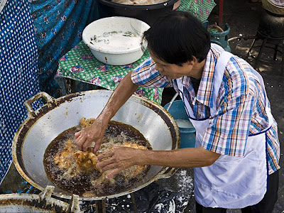 Menggoreng ayam dengan tangan kosong