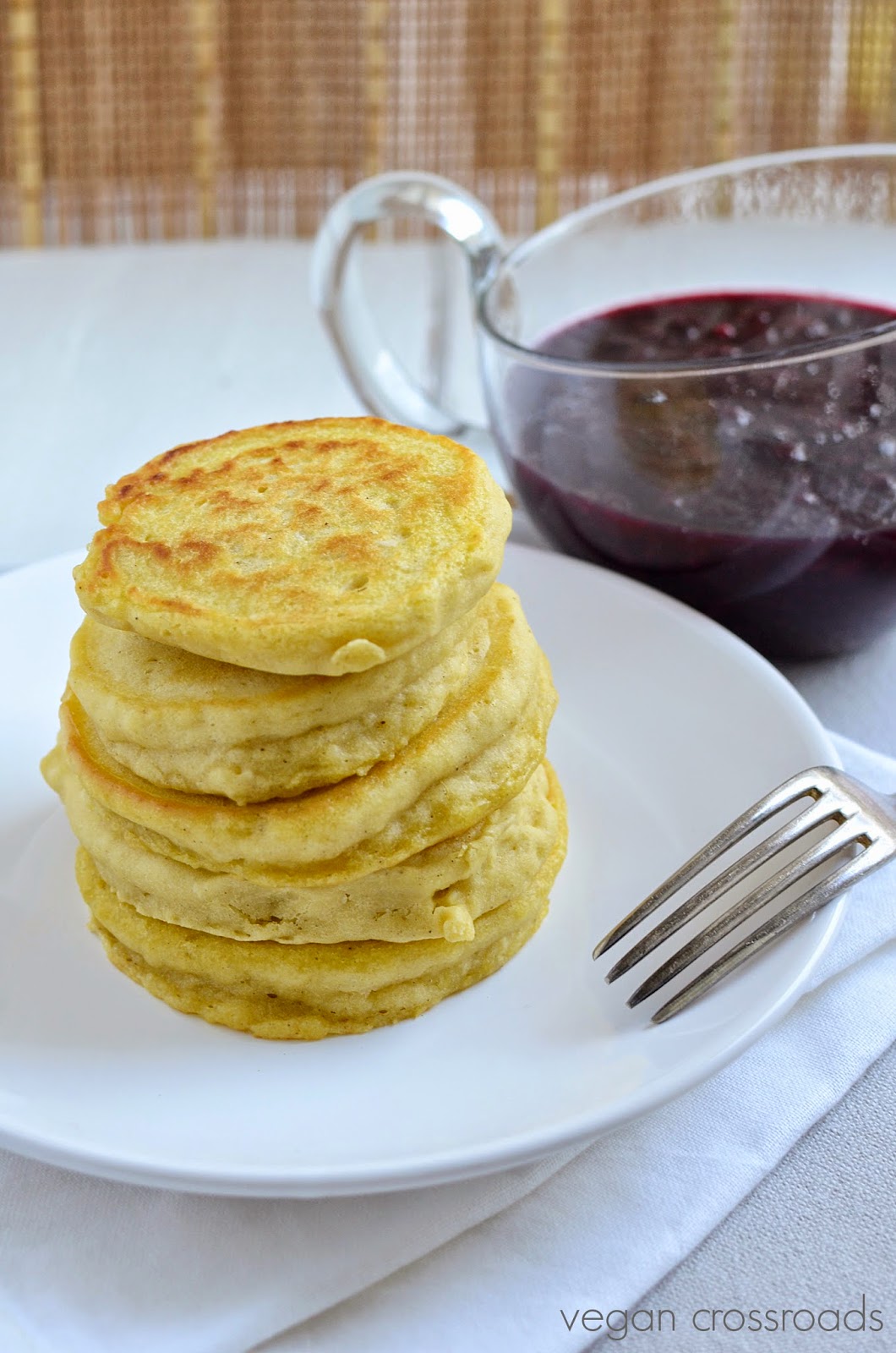 Vegane Maismehl Pancakes mit Rhabarber Heidelbeer Kompott = Vegan