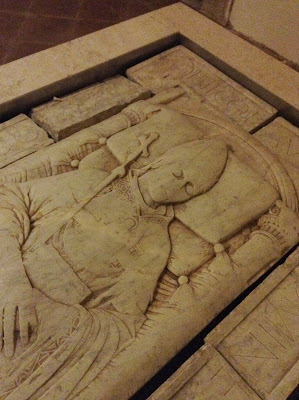 Basilica dell'Osservanza di Siena: lastra tombale attribuita a Giovanni di Stefano raffigurante il Vescovo Niccolò Piccolomini di Benevento