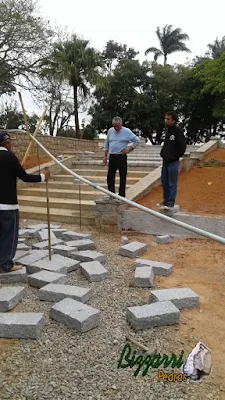 Bizzarri visitando a obra e orientando onde estamos fazendo a construção da escada de pedra com pedra folheta e nos patamares da escada de pedra a colocação de pedra folheta com juntas de grama com as muretas de pedra de paralelepípedo rachado em sede da Fazenda em Atibaia-SP. 17 de agosto de 2016.