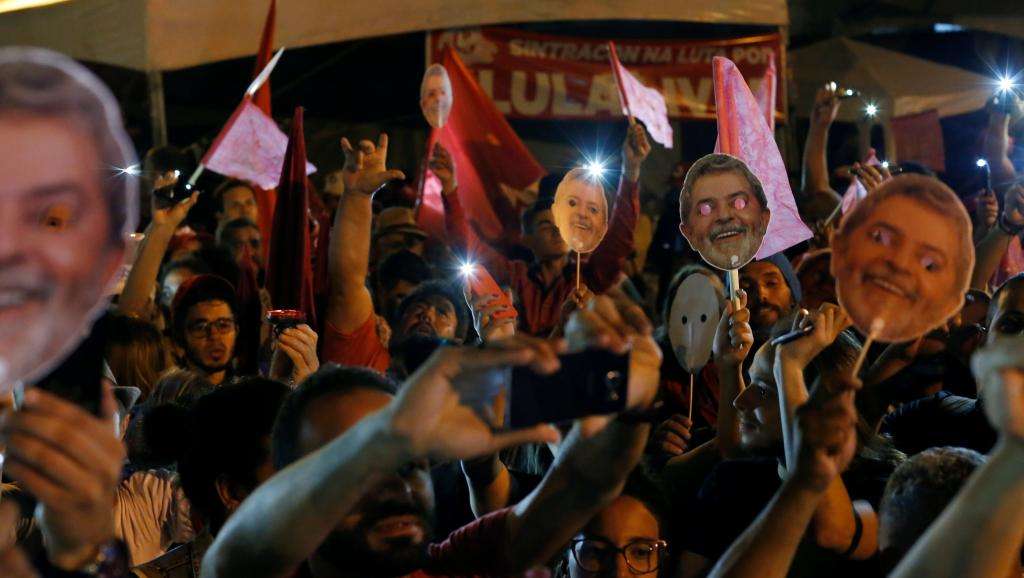 Homem gritou "Bolsonaro" ao atirar contra acampamento do PT, diz Le Monde
