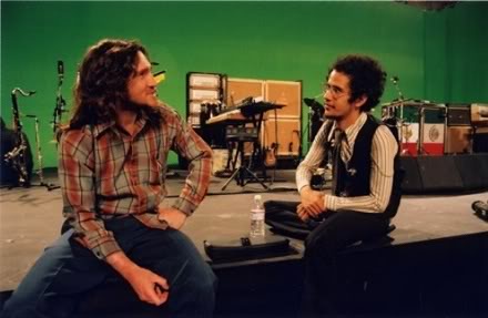 John Frusciante effects John Frusciante em novo álbum de Omar