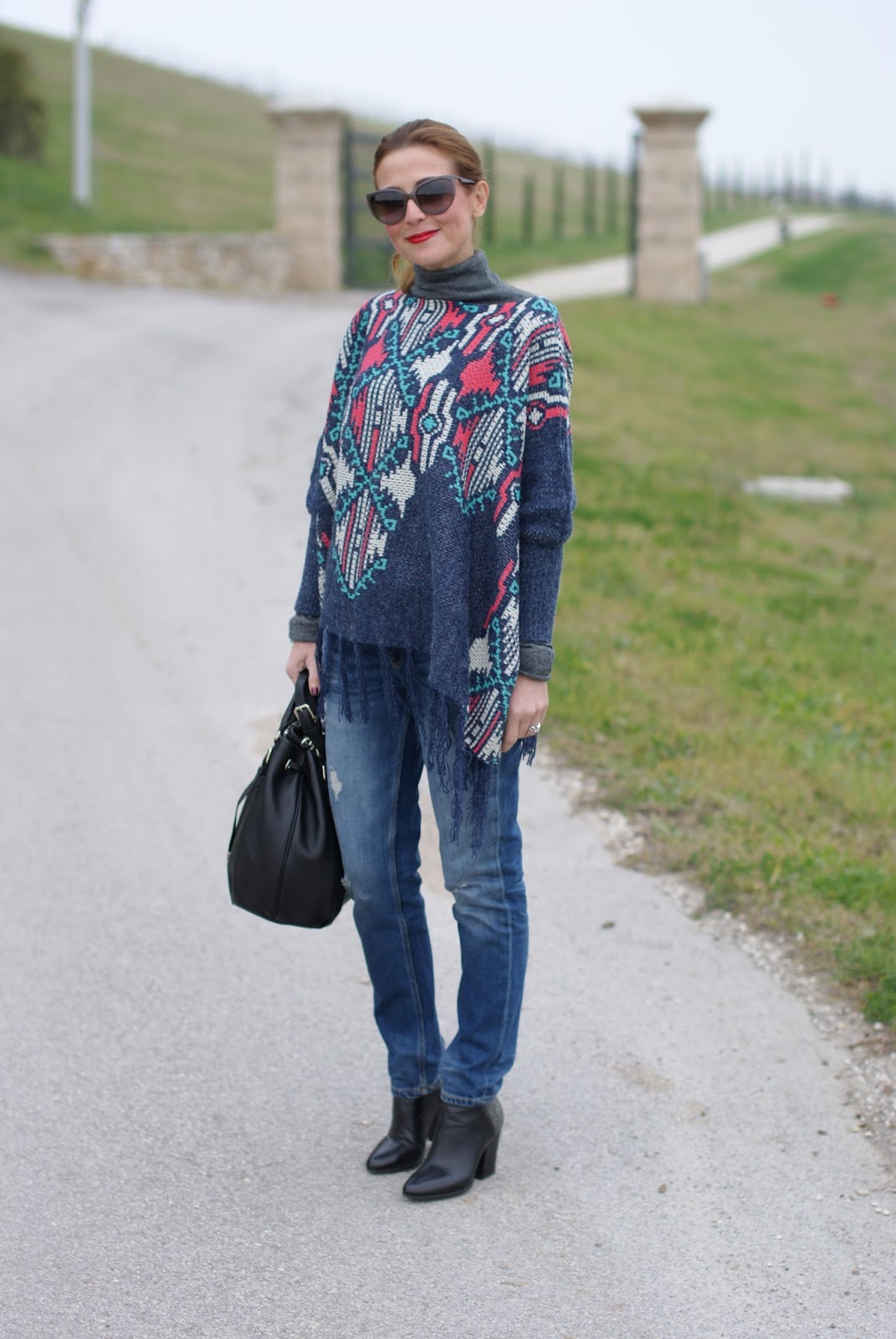 LucLuc Fringed aztec poncho for a western inspired outfit on Fashion and Cookies fashion blog, fashion blogger style