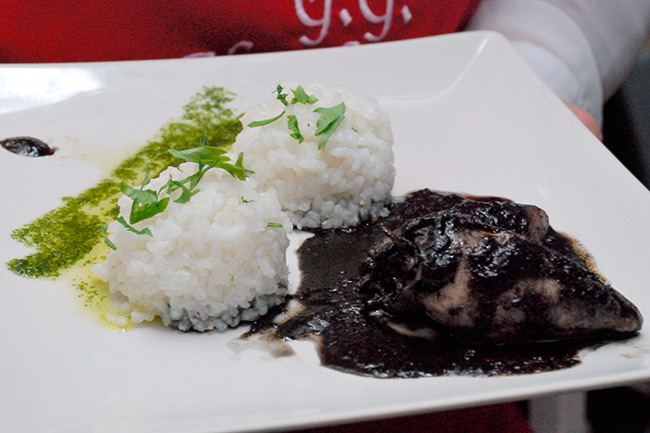 Chipirones en su Tinta con Verduras de Conil y Arroz Chipirones en su Tinta con Verduras de Conil y Arroz