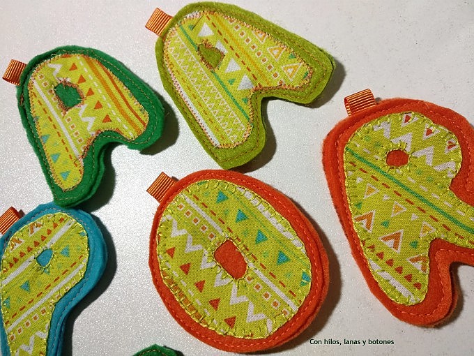 Con hilos, lanas y botones: Llaveros con iniciales