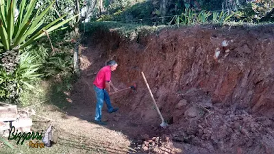 Bizzarri, da Bizzarri Pedras na parte da manhã, cavocando um barranco onde vamos fazer a construção do muro de pedra com pedra rústica em chácara em Mairiporã-SP.