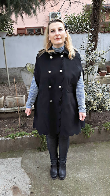 http://it.shein.com/Black-Double-Breasted-Scallop-Edge-Cape-Coat-p-321012-cat-1735.html?utm_source=paroleopereomissioni.blogspot.it&utm_medium=blogger&url_from=paroleopereomissioni