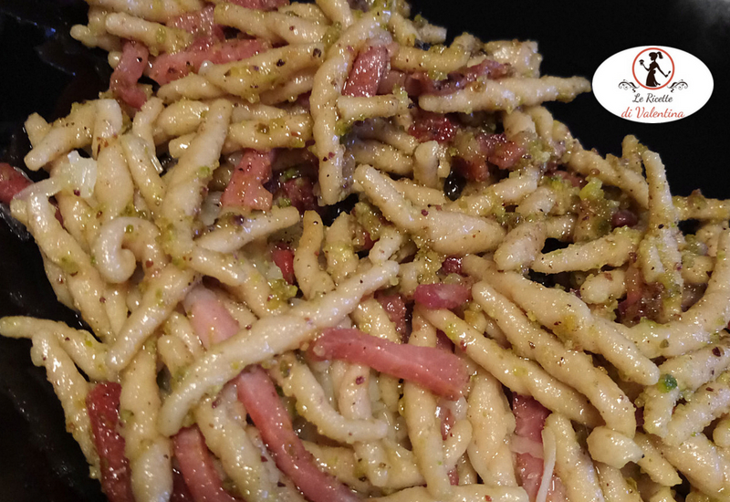 Trofie integrali al pesto di pistacchio, speck e pecorino toscano