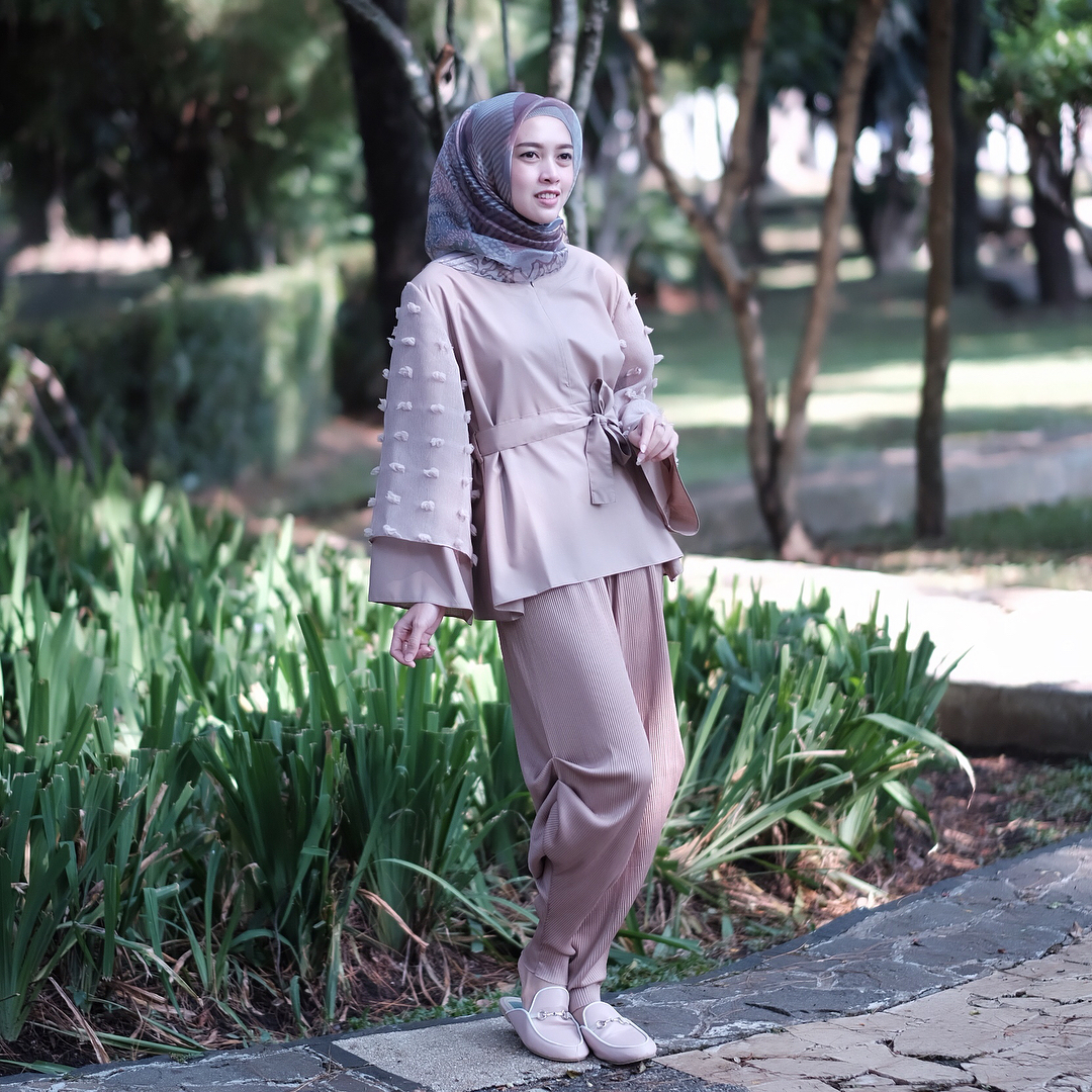 Outfit Baju Atasan Berhijab Ala Selebgram 2018 top sendals tali loafers and slip ons flats blouse krem muda pita jogger pallazo longpants ciput square hijab abu abu muda bercorak cincin gaya casual katun rumput hijau tanah 2018 ootd outfit selebgram baju atasan terbaru Outfit Baju Atasan Berhijab Ala Selebgram 2018 top sendals tali loafers and slip ons flats blouse krem muda pita jogger pallazo longpants ciput square hijab abu abu muda bercorak cincin gaya casual katun rumput hijau tanah 2018 ootd outfit selebgram baju atasan terbaru