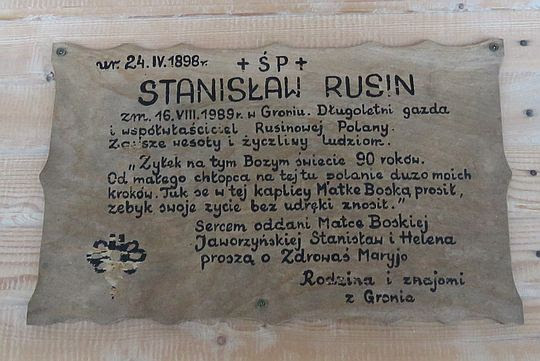 dna z tablic upamiętniających jednego z dawnych gospodarzy Rusinowej Polany. dna z tablic upamiętniających jednego z dawnych gospodarzy Rusinowej Polany.