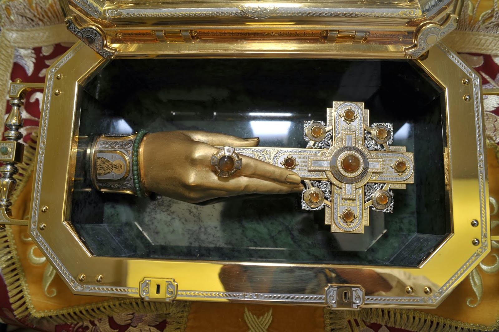 Η λειψανοθήκη της Παναγίας Πορταΐτισσας των Ιβήρων στο Ντνιπροπετρόφσκ http://leipsanothiki.blogspot.be/