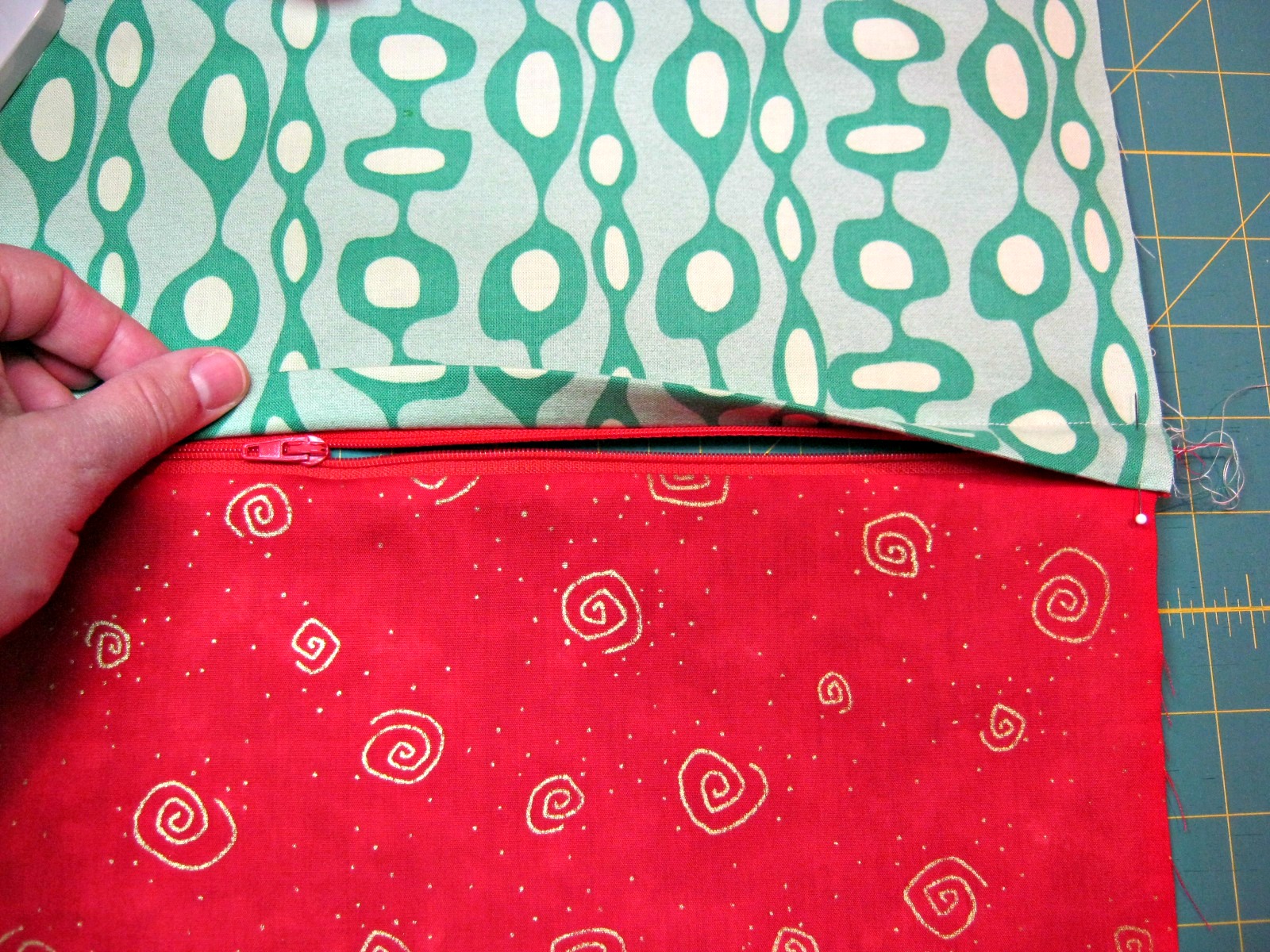 Felicity Quilts: Christmas in July Tutorial: Holly Berries Pillow Cover