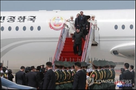 전용기에서 내리는 김정은.JPG | 인스티즈