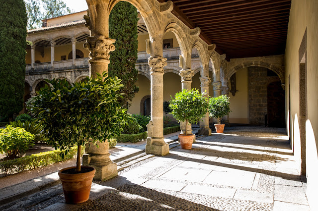 Claustro del convento de Yuste :: Canon EOS5D MkIII | ISO100 | Canon 17-40@30mm | f/5.6 | 1/50s Claustro del convento de Yuste :: Canon EOS5D MkIII | ISO100 | Canon 17-40@30mm | f/5.6 | 1/50s