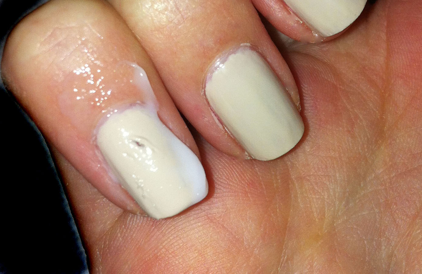 MakeupOfMine A great way to repair smudged or dented nail varnish!