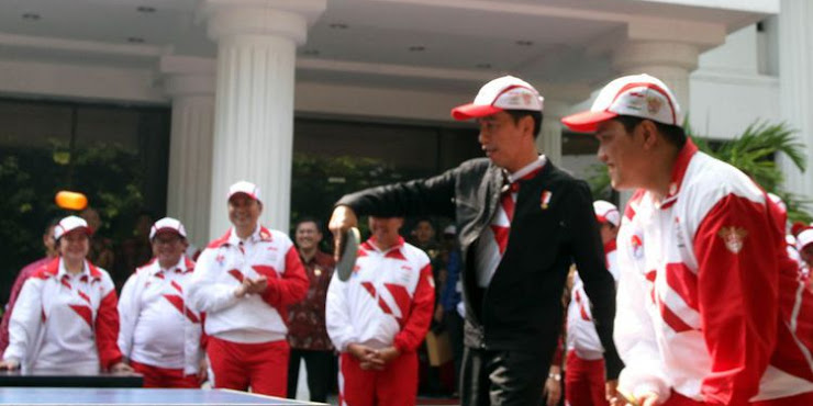 Bermain Tenis Meja, Jokowi Layangkan Smash Tapi Bola Selalu Nyangkut di Net