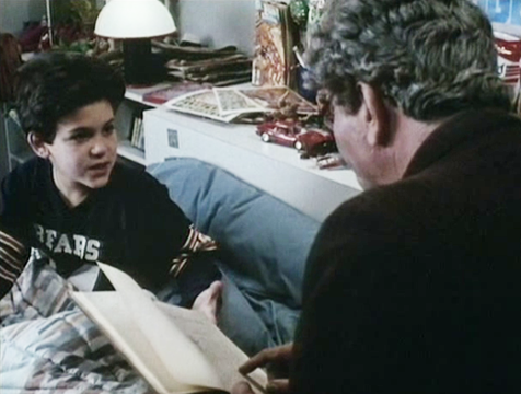 El anciano (Peter Falk) leyéndole a su nieto (Fred Savage) La princesa prometida - Cine de Escritor El anciano (Peter Falk) leyéndole a su nieto (Fred Savage) La princesa prometida - Cine de Escritor