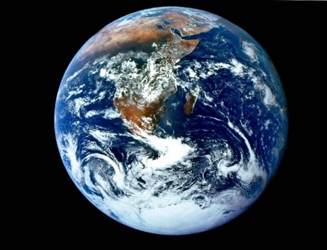 Se você conhece o autor desta imagem, por favor nos informe para que possamos atribuir-lhe os devidos créditos. Obrigado. #PraCegoVer: Terra vista do espaço.