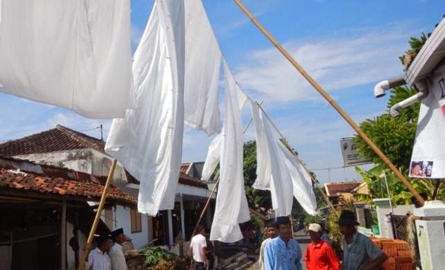 Tradisi Resik Lawon (membersihkan kain kafan) di Banyuwangi.