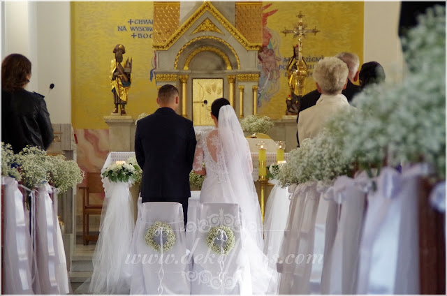 Biała dekoracja ślubna kościoła - biały dywan i gipsówka - opolskie