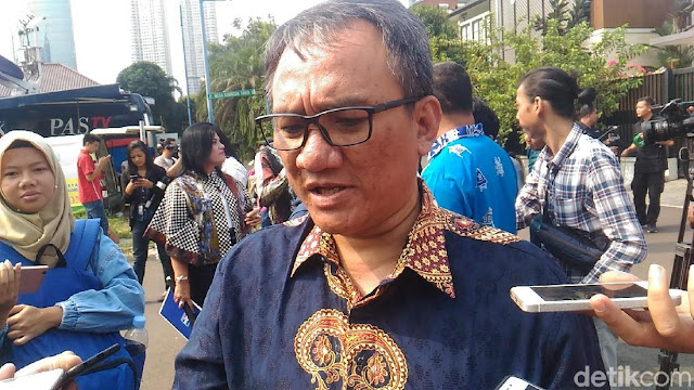 Andi Arief Minta Mahfud MD Ungkap Pihak yang Mau Gagalkan Pemilu Andi Arief Minta Mahfud MD Ungkap Pihak yang Mau Gagalkan Pemilu