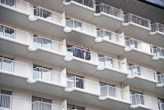 Trois femmes à un balcon d'hotel à Hakone (Takahiro Kaneyama)