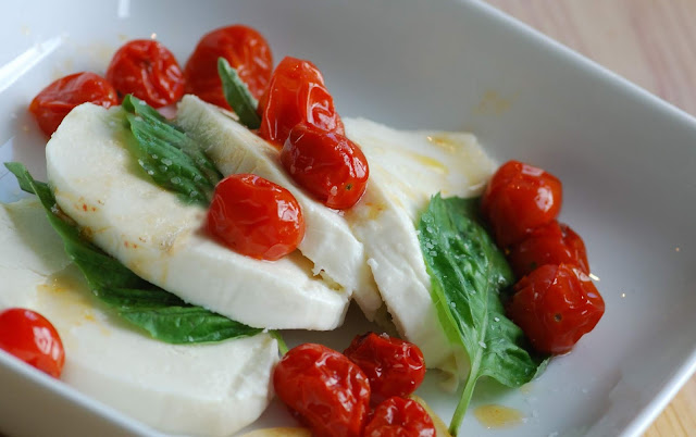 Ensalada caprese con tomates asados. Ensalada caprese con tomates asados.